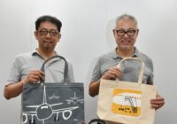 人気イラストレーターと老舗かばん店のコラボ　大阪空港内のセレクトショップに登場